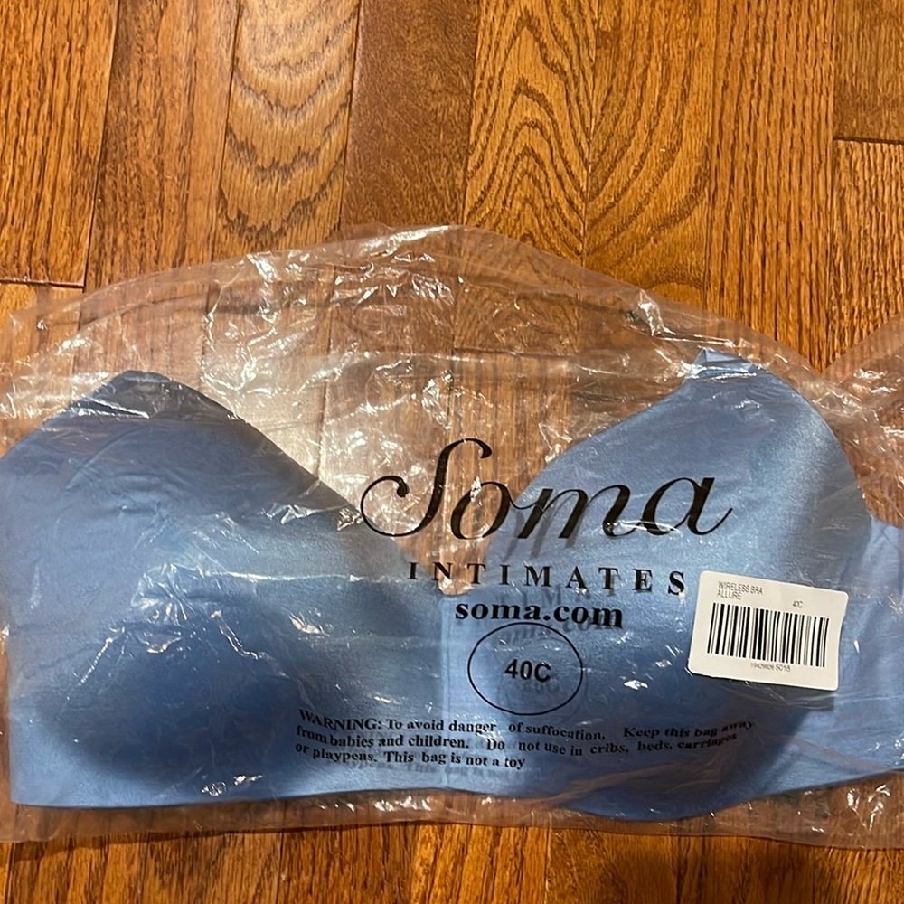 NWOT Vanishing Back Wireless Soma bra,40C